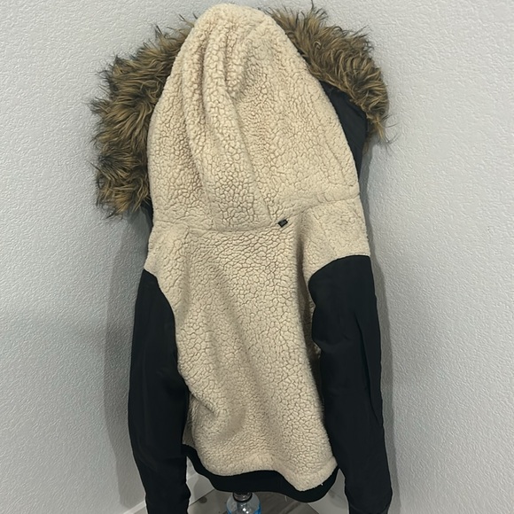 ๐ฅ SOLD ๐ฅ Extremely warm bomber jacket with furry hoodie. - Picture 4 of 5